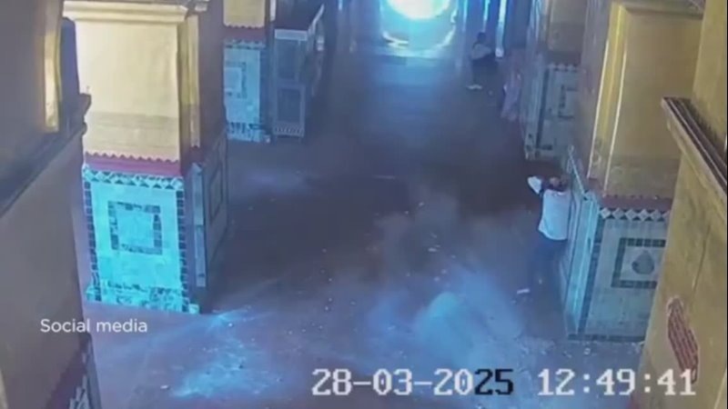 Землетрясение магнитудой 7.7 произошедшее 28.03.2025 в Мьянме. Момент обрушения буддийского храма в городе Мандалай.