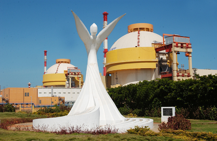 Вид на энергоблоки № 1 и 2 АЭС "Куданкулам" (с официально сайта АСЭ). Я их видел еще не достроенными.