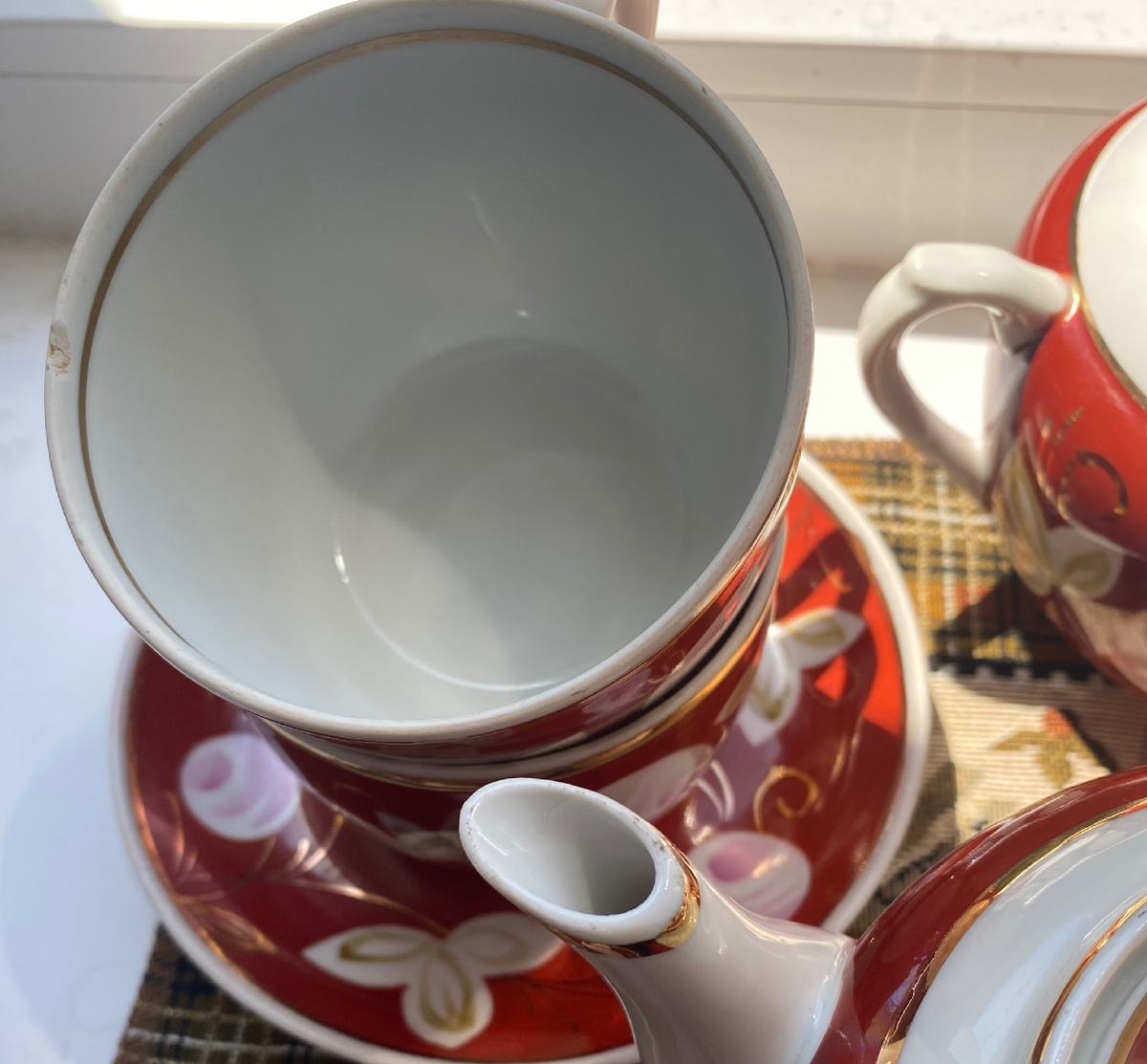 Вот такой небольшой скол по краю чашки