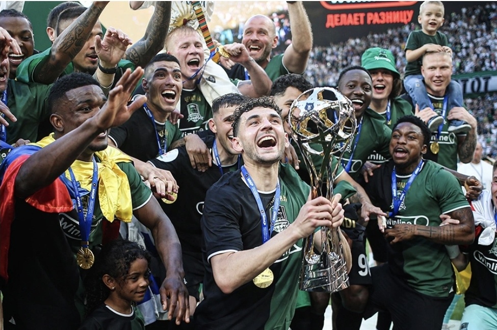 Игроки "Краснодара" с чемпионским кубком. Фото Виталия Тимкива / РИА Новости