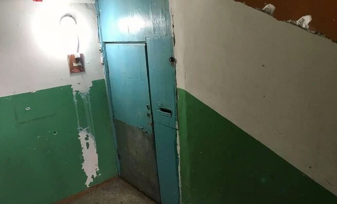 За этой дверью, в квартире жил бандит Мясник