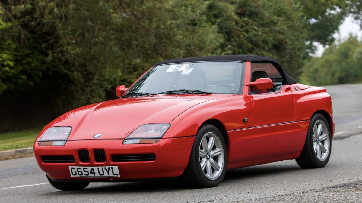 1. История создания BMW Z11.1. Предпосылки появленияВ середине 1980-х BMW решил создать экспериментальный спортивный автомобиль, который продемонстрировал бы новые технологии и дизайнерские решения. Проект получил название «Zukunft» (с нем. — «будущее»), а позже был переименован в Z1.