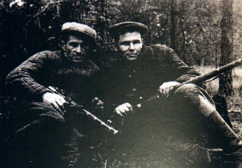 Бойцы истребительного батальона Мельник И.С. и Ковалев В.Т. на привале во время прочески

Чарторийского леса. Фото взято из книги "Я дрался с бандеровцами" С. Смолякова. 