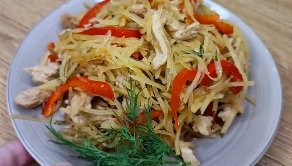 Такой салат из обычной картошки становится деликатесом! Рецепт простой и дешевый, а вкус "на миллион"