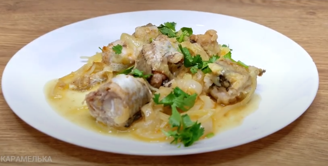 Настоящий деликатес из обычного лука и минтая. Тетка научила, она знает толк во вкусной и простой еде