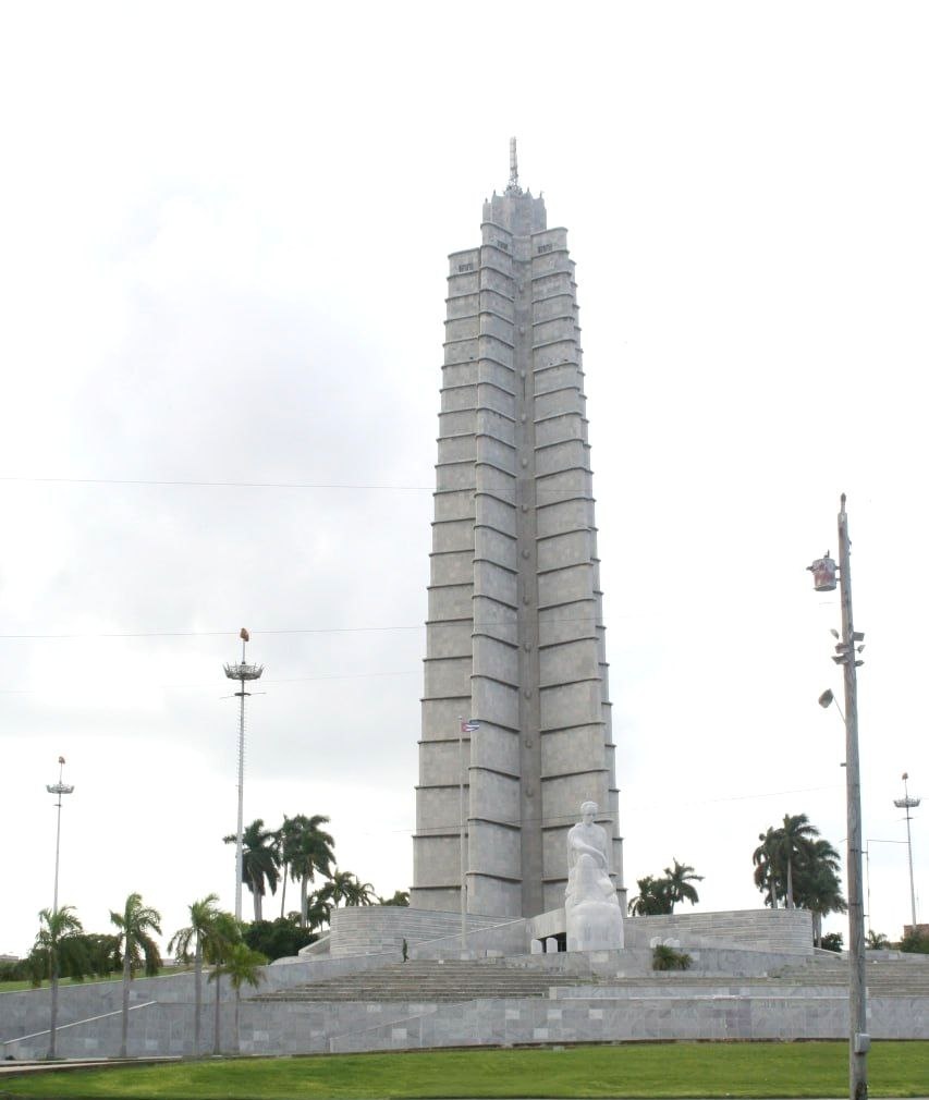 Когда стоишь рядом и не знаешь — фотографировать или извиниться за шумные мысли.