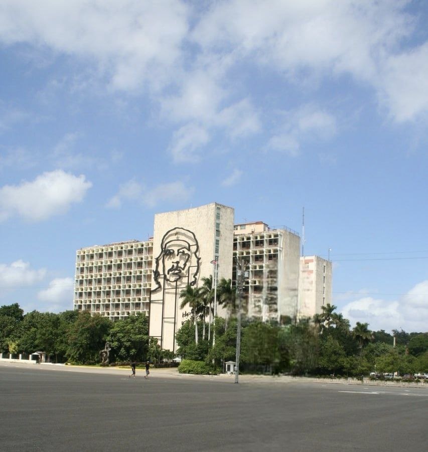 
Не просто портрет. Это Че. На здании. В полный рост. И с цитатой.