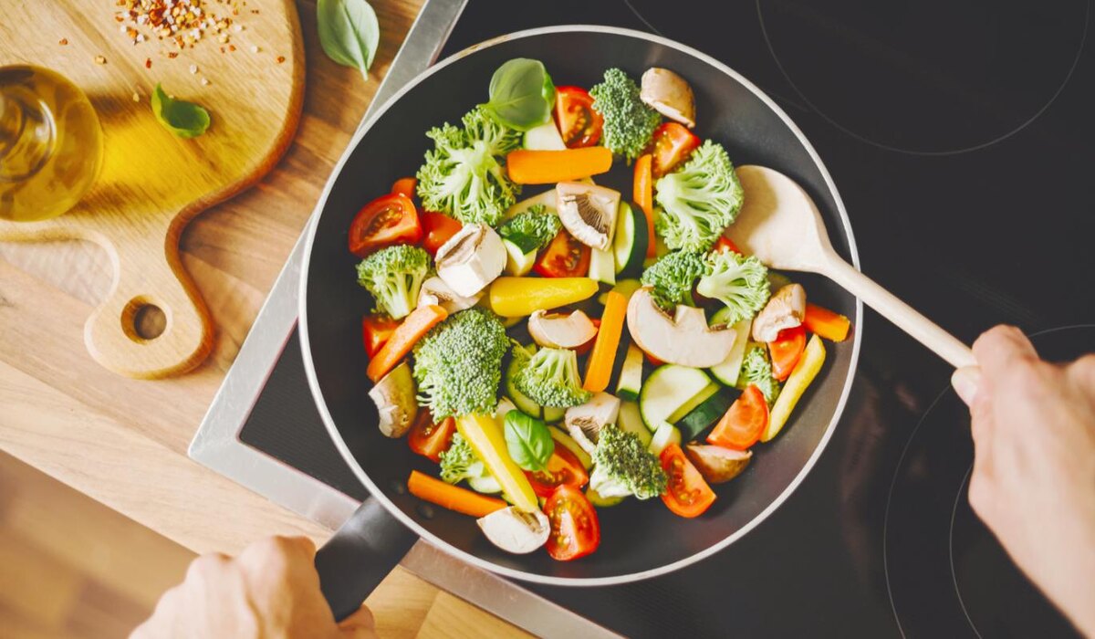     Как готовить овощи правильно: варка, запекание, микроволновка или сковорода?