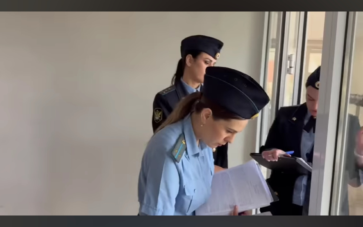 Судебные приставы - очень даже симпатичные женщины.