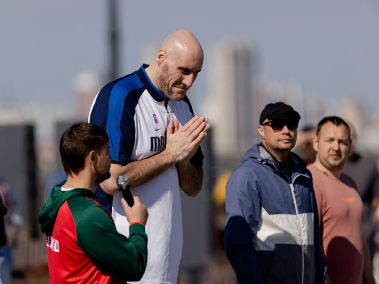     Самый высокий баскетболист страны провел зарядку для амурчан фото: пресс-служба министерства по физической культуре и спорту