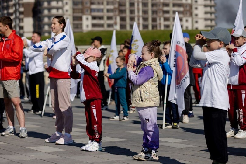     Самый высокий баскетболист страны провел зарядку для амурчан фото: пресс-служба министерства по физической культуре и спорту