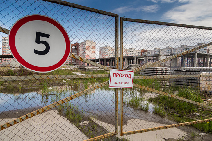    Заросшая бурьяном и подлежащая сносу недостроенная школа на Чистой Слободе. Фото: Андрей Заржецкий