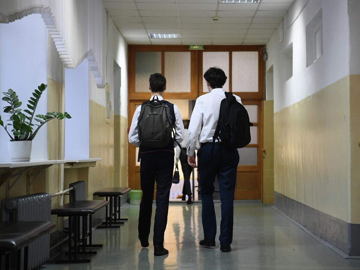    Учащиеся в коридоре школы© РИА Новости / Александр Кряжев