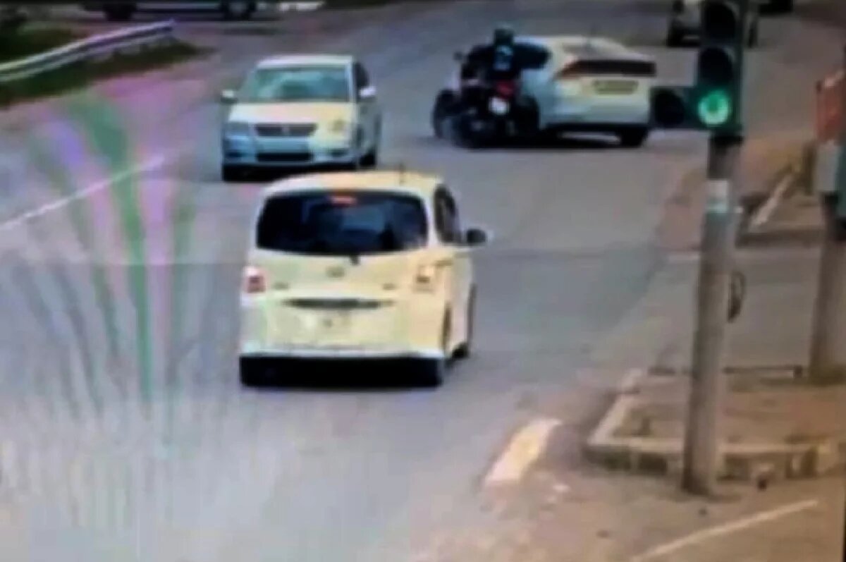    В Хабаровске мотоциклист влетел в легковушку при её развороте