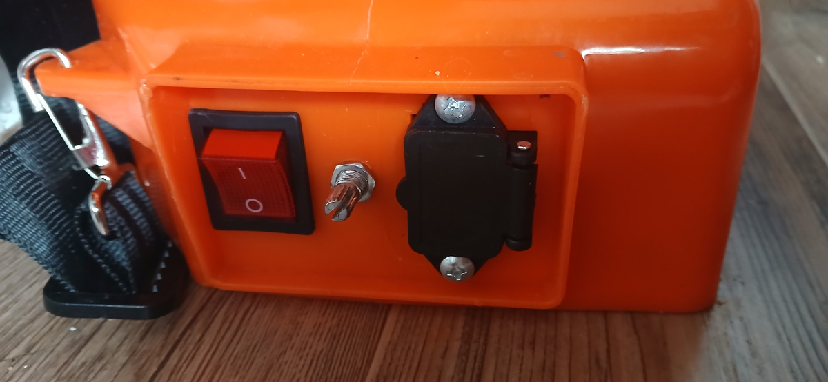 Слева– выключатель; Посередине– регулятор; Справа– порт для зарядки.