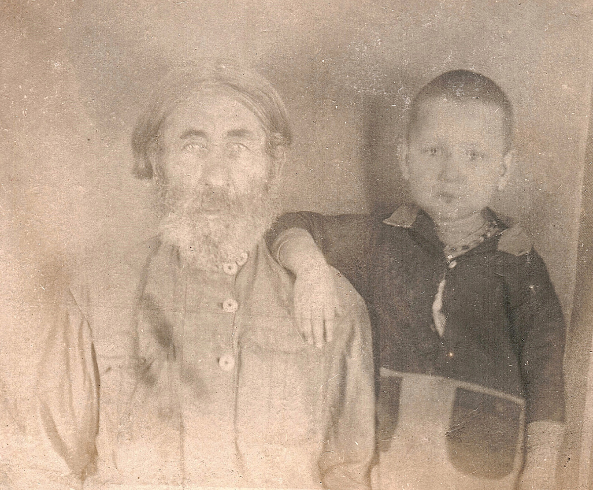 Фото около 1940 года. Елена с дедом по отцу - Федором Федотьевичем Мирюгиным. Дедушка Федор присматривал за маленькой Еленой.  