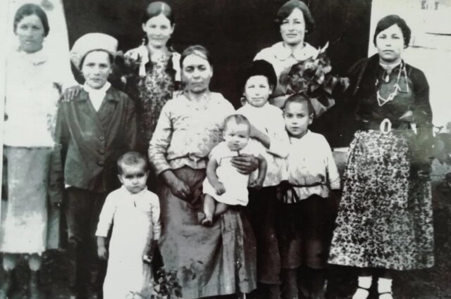    Семья Малакеевых до войны. Единственное сохранившееся фото где Анна Георгиевна с детьми. Фото из архива школы № 15 станицы Махошевской.