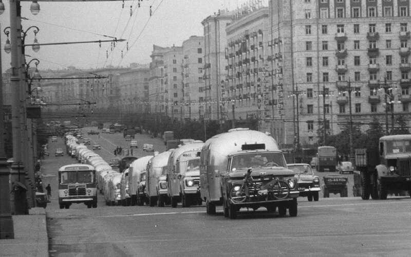    Колонна американских путешественников с прицепами Airstream в Москве, 1964 г.
