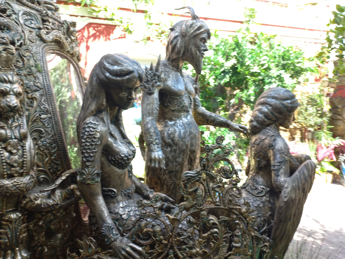 Внутри особняка