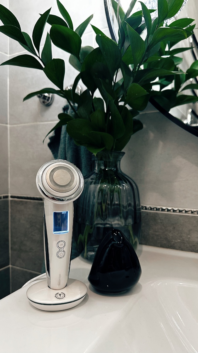 Я считаю, что по соотношению цена/качество/мощность/удобство использования он самый-самый лучший. Я про него уже рассказываю примерно полгода, он практически не выходит сейчас из моего ухода, просто поскольку курсами я его уже использовала, то сейчас обычно делаю поддерживающие процедуры по воскресеньям, комбинируя с любимыми корейскими тканевыми масками или просто с контактным гелем. Бонус у этого прибора в том, что его мощности хватает и для тела. Сейчас проверила, что со скидкой на него цена приятнее. Если противопоказаний нет, то я точно его могу советовать. 