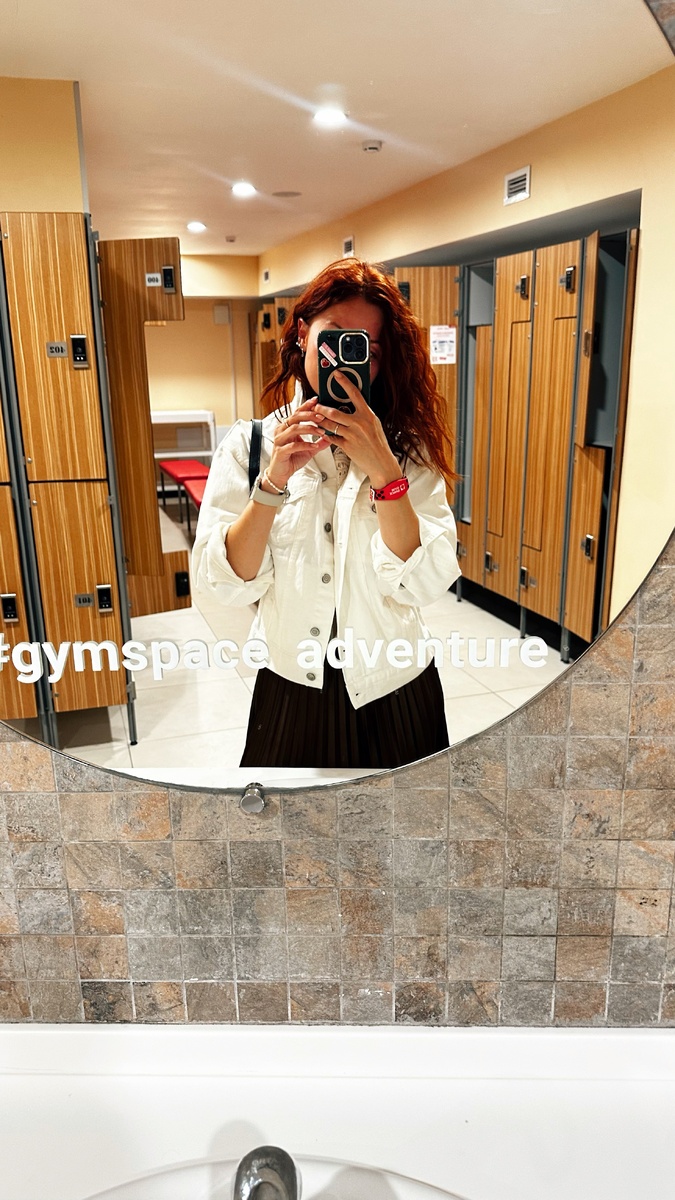 Напомню, что я занимаюсь и дома, и в клубе. Дома у меня пилатес с помощью любимого уже больше двух лет приложения с зарядками.  В клубе — бассейн, аквааэробика и пилатес реформер. 