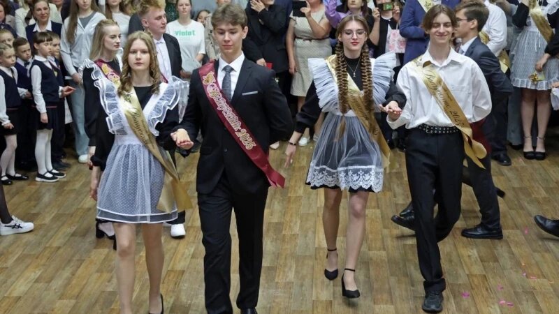     Виктор Томенко посетил последний звонок в школу № 125 Барнаула Телеграм-канал Виктора Томенко