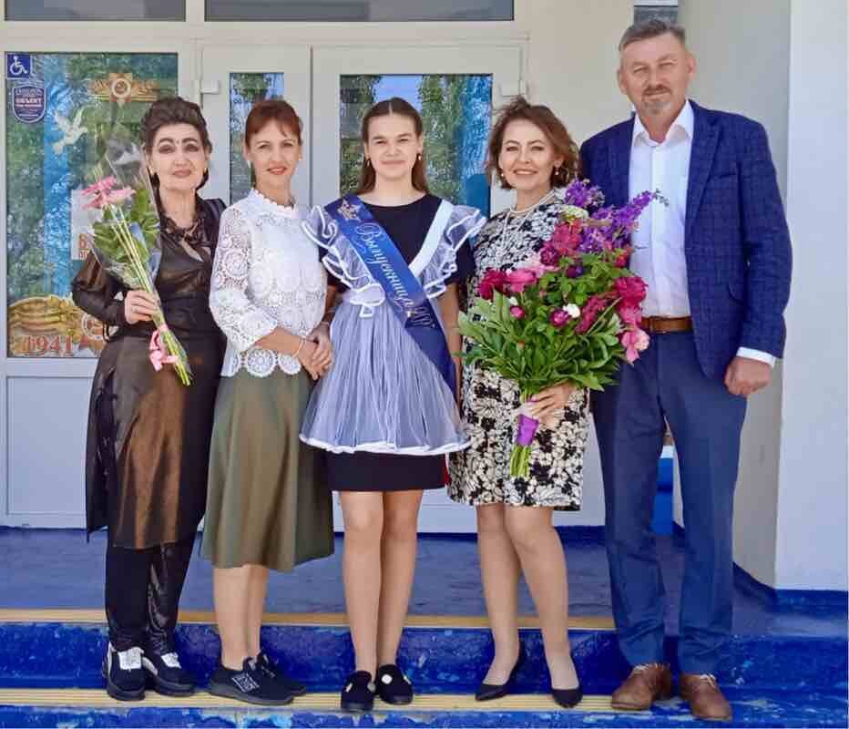 Последний звонок-2025! Наша семья поздравляет Ксению с успешным окончанием 9 класса и желает успехов и удачи в сдаче ОГЭ! Фото автора канала