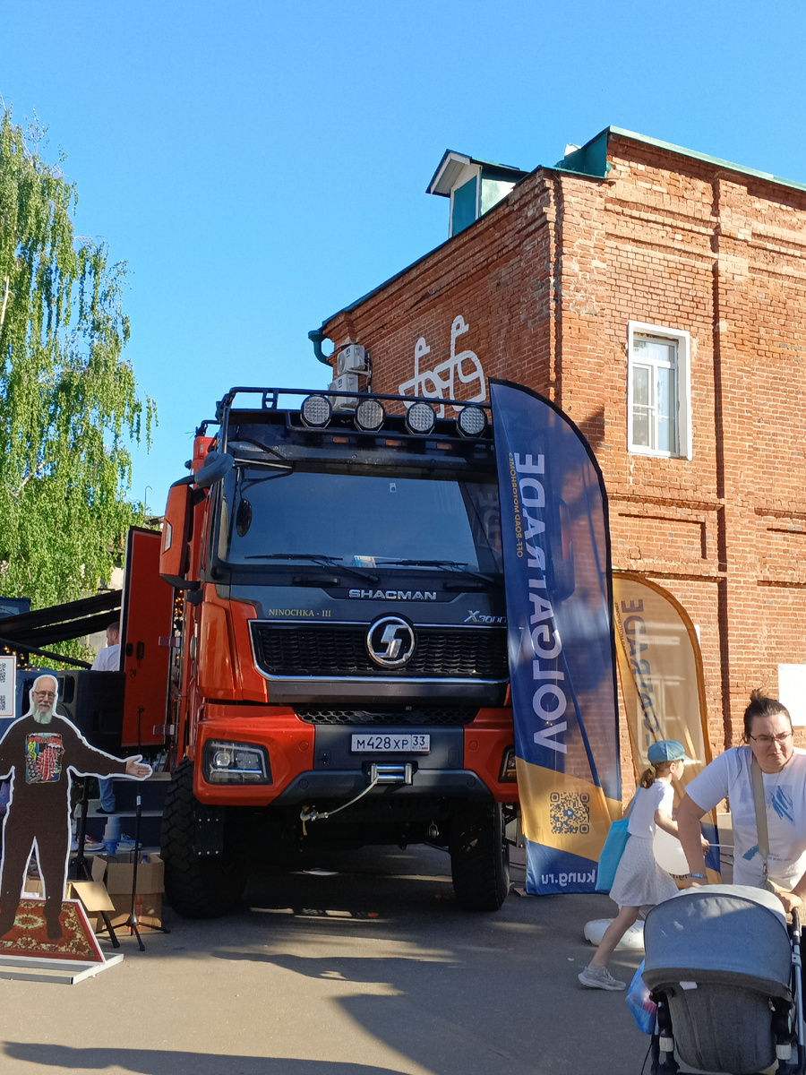 Цена дома на колесах - 29 млн😱 Дом жилой. В нем проводили экскурсии. Хозяин сидел рядом на лавочке и отвечал на миллионы дурацких вопросов)))