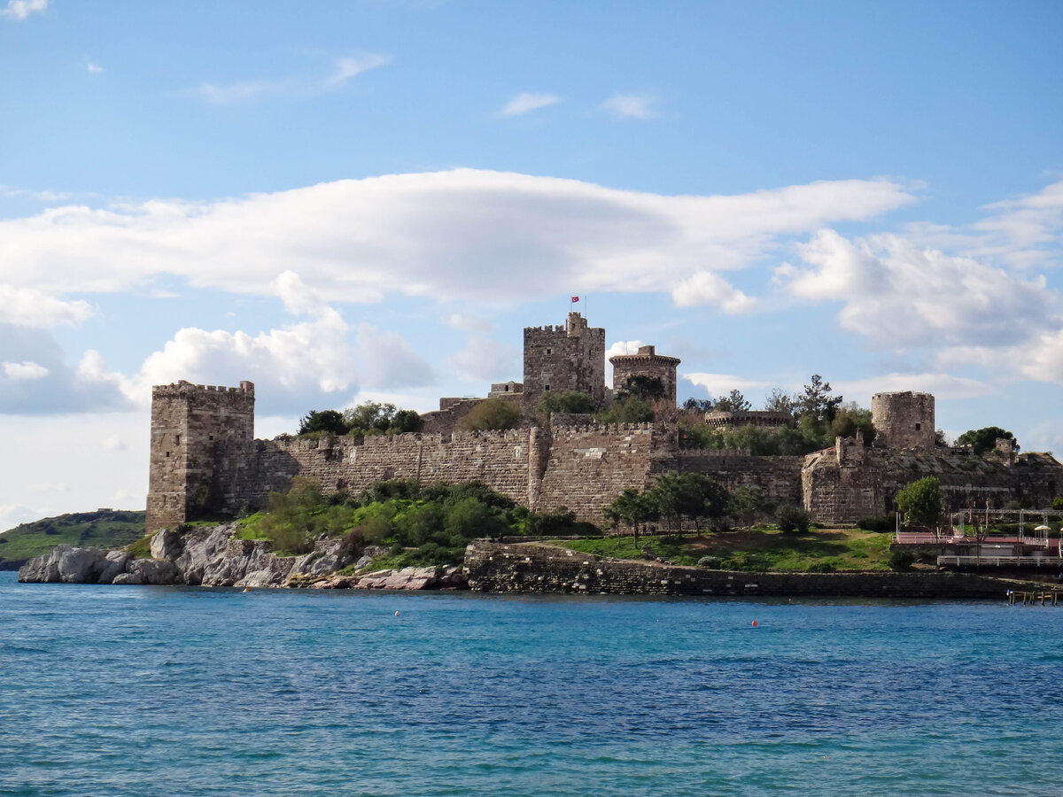 Вид Бодрумского замка с моря (фото взято из источника 1 так как не удалось его увидеть с этого ракурса) 