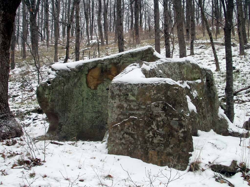 Дольмен со штукатуркой