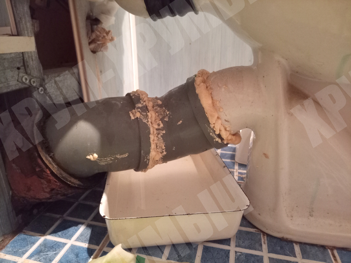 Так собрали унитаз профессиональные сантехники из домоуправления в 2006 году.