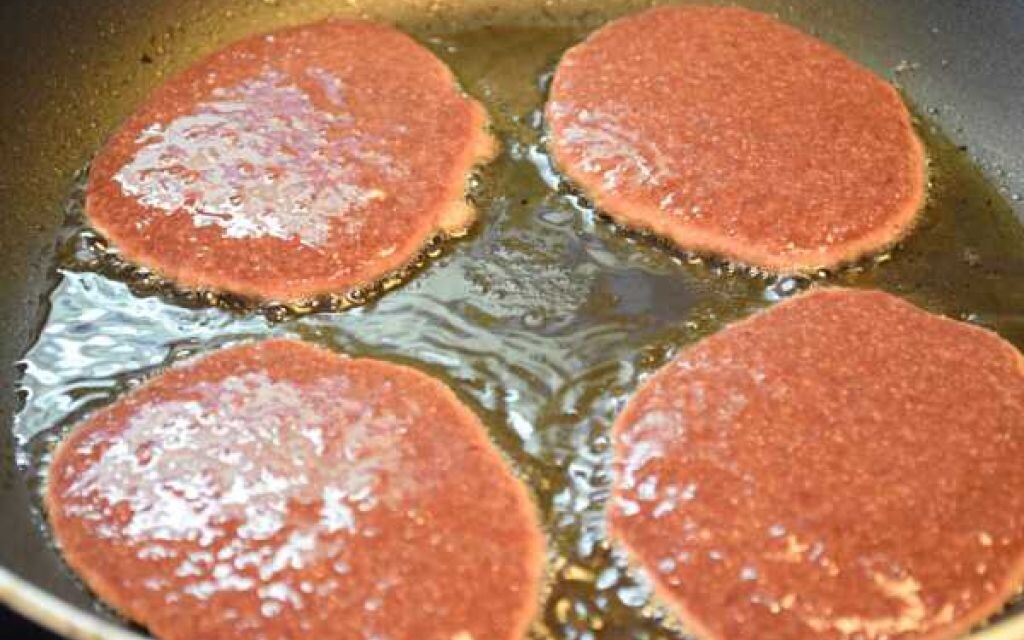 Масса для оладий из печени должна быть не слишком густая, но и не жидкая