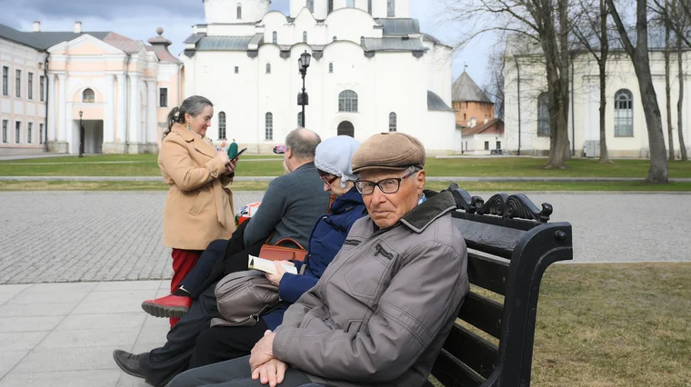 Для пенсионеров строка из песни "Потому что на 10 девчонок по статистике 9 ребят!" звучит немножко по другому...