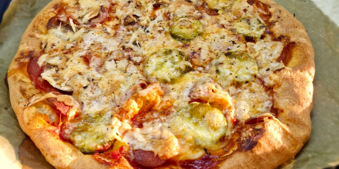 Быстрая пицца на заливном тесте в духовке