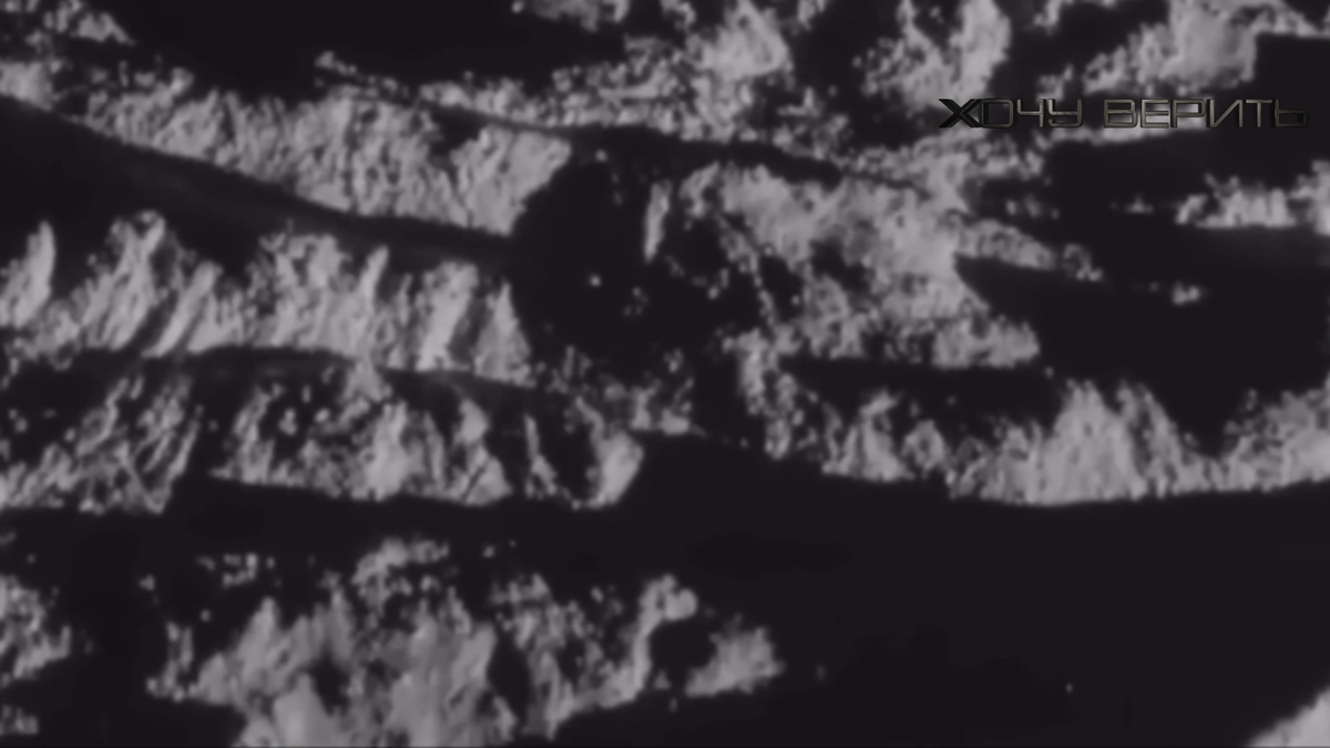 Среди материалов, снятых зондом Cassini в системе Сатурна, есть – изображение поверхности Энцелада. Под поверхностью этой луны, возможно, есть жидкий океан.