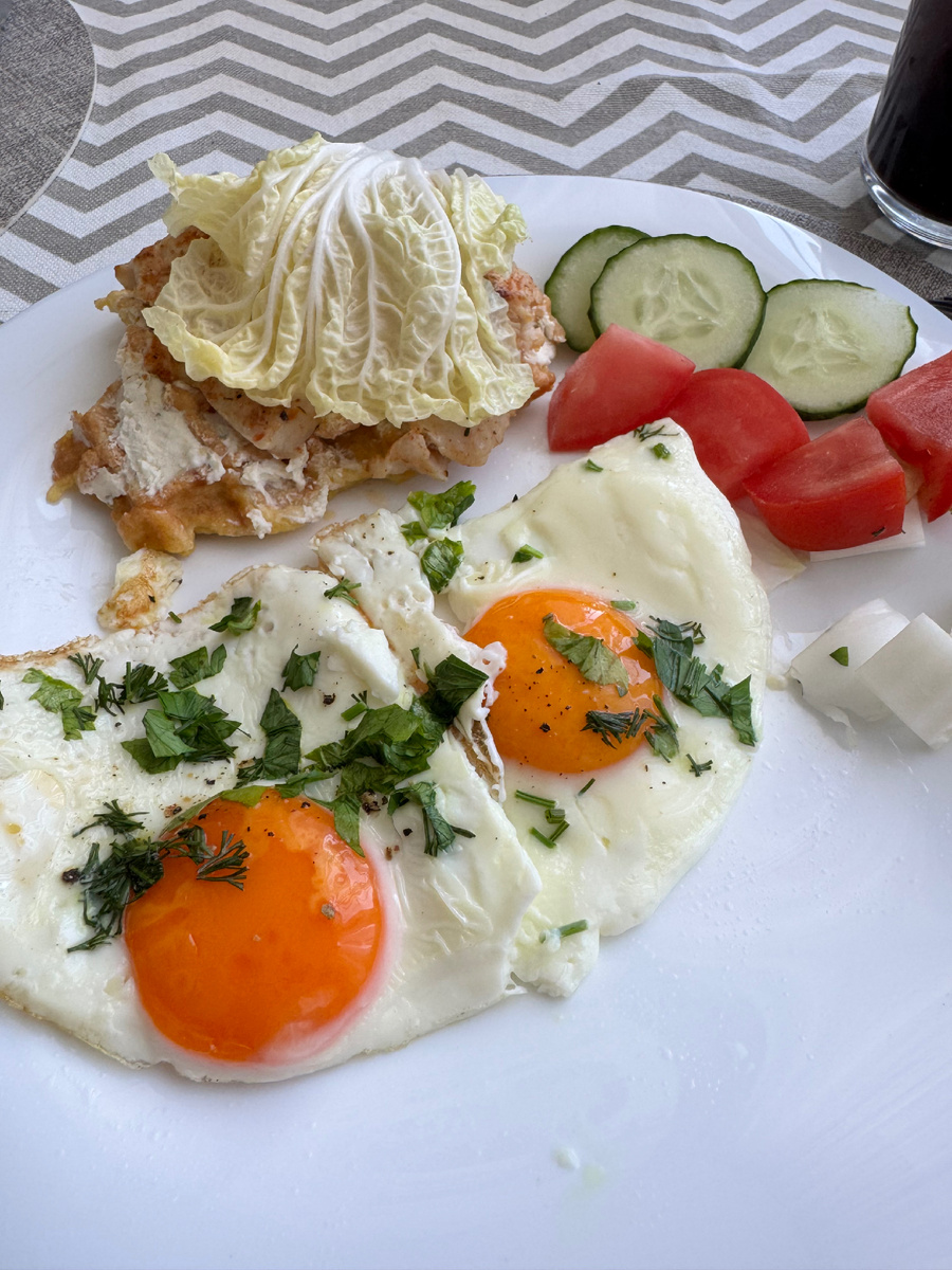 Пример моего сбалансированного завтрака: 2 яичницы, картофельная вафля с индейкой и творожным сыром, свежие овощи