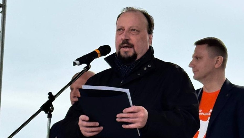    Бывший сотрудник упразднённого в Петербурге комитета по делам Арктики Сергей Николаев (по центру), который возглавил профильное управление в комитете по внешним связям Петербурга. Автор фото: Пресс-служба администрации Петербурга