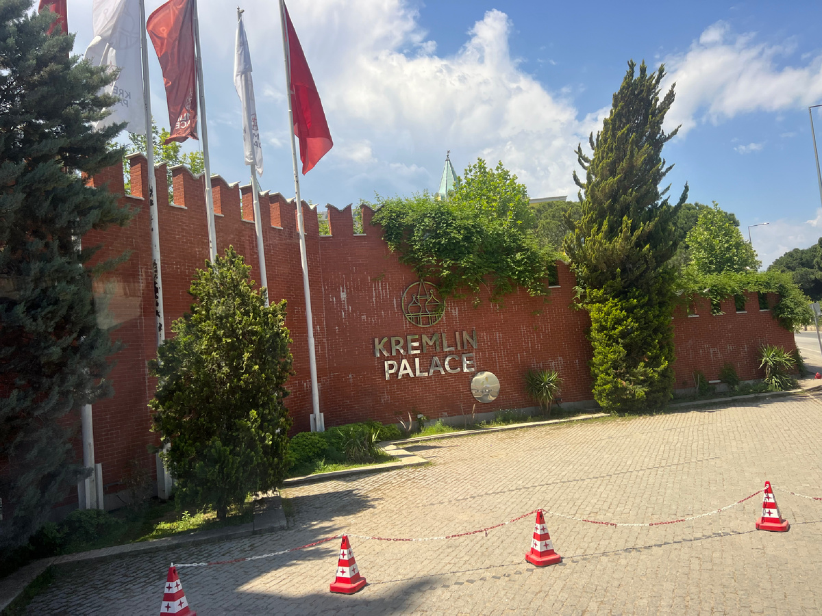 Въезжаем в ворота. Парадный въезд выполнен в точности с архитектурой Воскресенских Ворот.