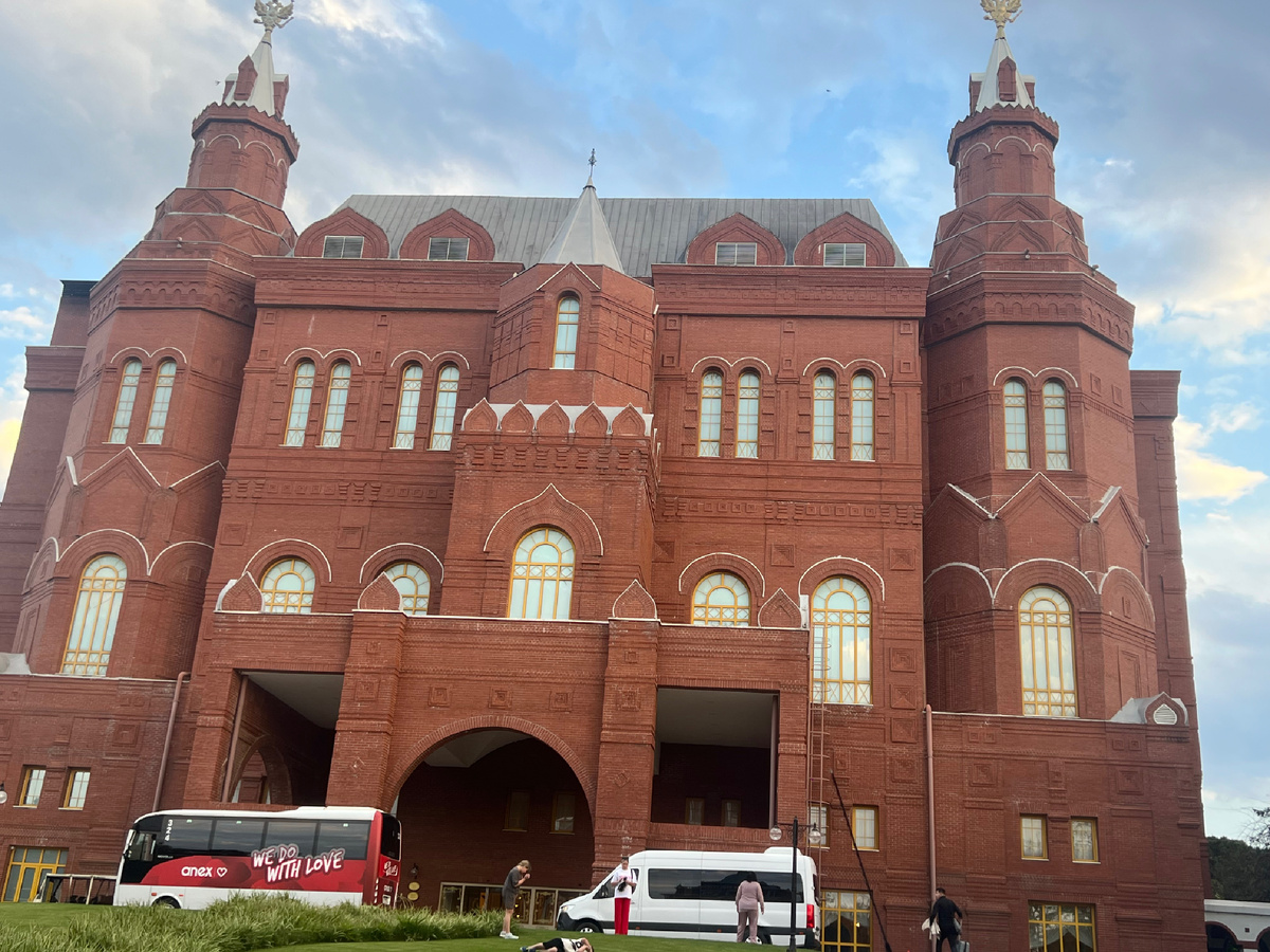 Весь гостиничный комплекс построен в стиле Московского Кремля.