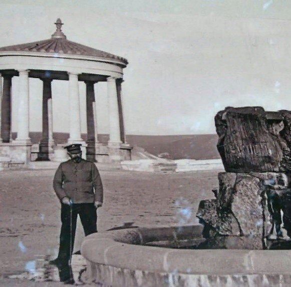 У памятника 1 бастиону 