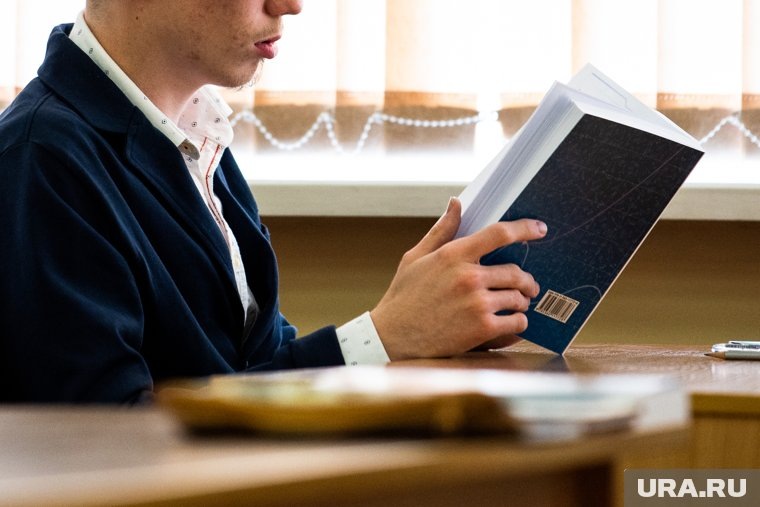    В Минпросвещения РФ заверили, что трудностей в сдаче ОГЭ не будет, так как экзамен адаптируют под новый курс по обществознанию