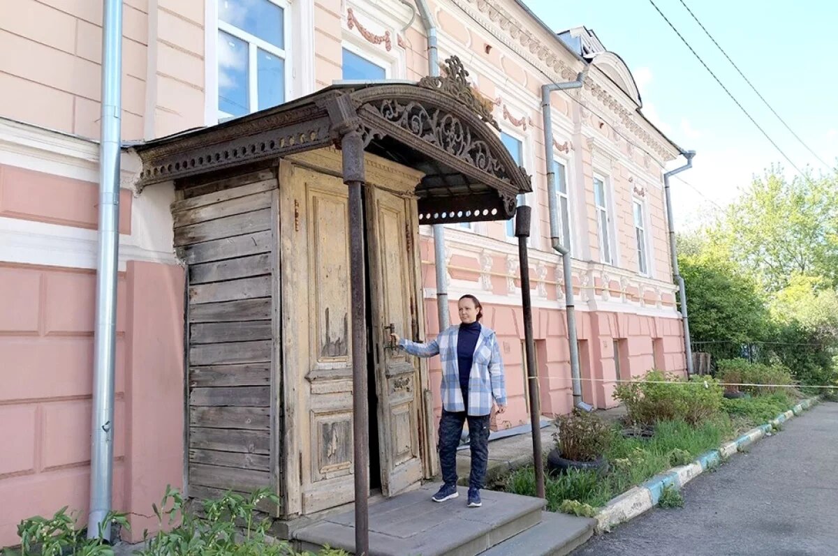   Некогда великолепный особняк Башкировых сегодня требует капитального ремонта, который Марии Частухиной просто не под силу.