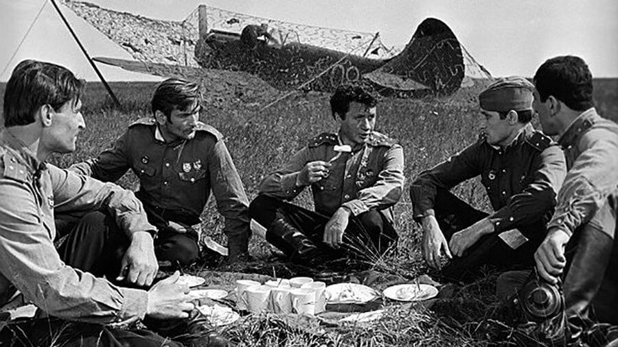 Кадр из фильма «В бой идут одни “старики”»