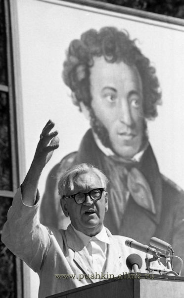 XIII Всесоюзный Пушкинский праздник поэзии. Михайловское. Выступает С. С. Гейченко. 3 июня 1979 г. Фото Ю. Г. Белинского