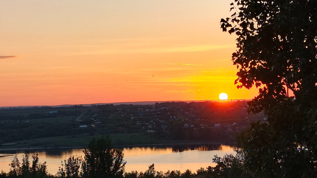 Закат, как его видно из моего окна в посёлке Волжский Утёс. Май 2025.