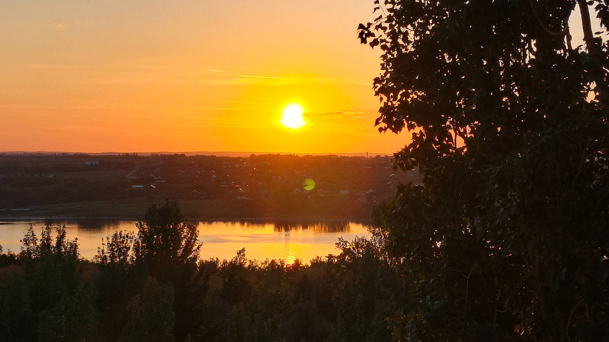 Закат, как его видно из моего окна в посёлке Волжский Утёс. Май 2025.