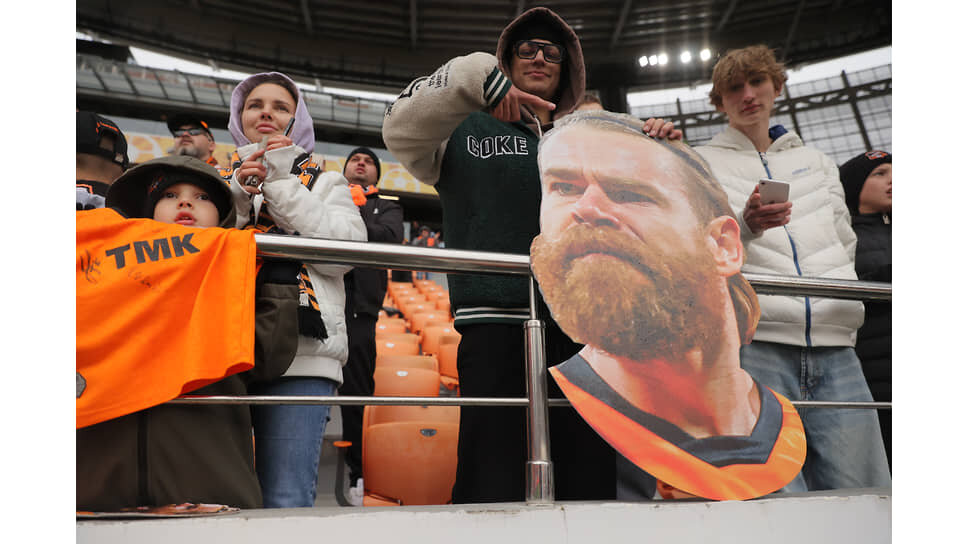 Зрители во время церемонии прощания Эрика Бикфалви с ФК "Урал".📷Фото: Марина Молдавская / Коммерсантъ