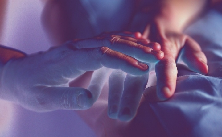 Когда вы во сне видите смерть своего близкого, то это не всегда сниться именно к этому. Иногда это означает сложный период, к которому нужно подготовиться, набраться сил что бы более благоприятнее его пройти. А иногда нам показывают что физическая жизнь не вечная и нужно всё таки наладить отношения с тем человеком, который вам приснился. Возможно между вами есть недопонимание, вы не можете спокойно его воспринимать, резко реагируете, а потом жалеете об этом что нужно было как то по мягче. И вот вам дают возможность взглянуть на ваши отношения по другому. Вы видите его смерть, вспоминаете как дорог вам этот человек и всё то что было раньше уже становится не важным. Вам просто хочется ему как то помочь, хочется что бы он жил. И вы просыпаетесь от этого с чувством что больше не хотите терять время зря и что то выяснять. Возникает желание написать, позвонить человеку и по-доброму с ним пообщаться. Вот так иногда нам помогают через сон поменять к кому то своё отношение. Если в вашей жизни есть такой человек, спросите себя что я могу уже сегодня сделать для него, изменить в себе к нему? Что бы потом было спокойно на душе и вы не мучились от мыслей что чего то не успели и недодали. 