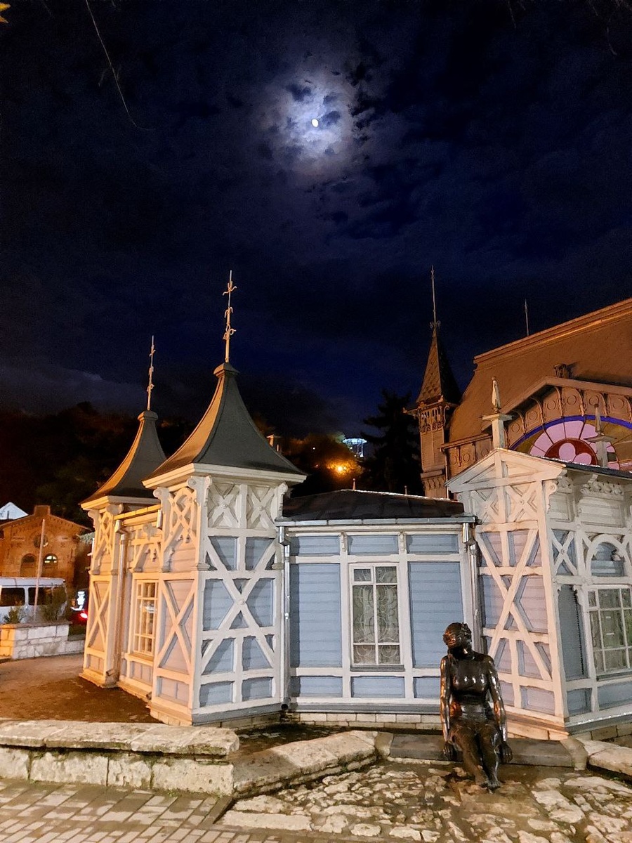 скульптура Курортницы на Цветнике в полнолуние