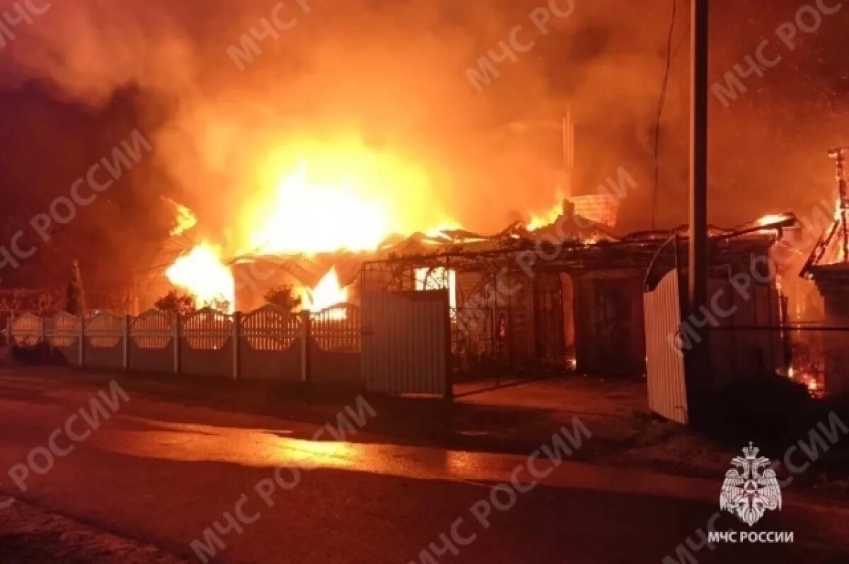    В брянском поселке Комаричи ночью сгорел жилой дом